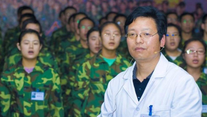 227个孩子被关进网戒中心,垫起了杨永信的“学术”之路